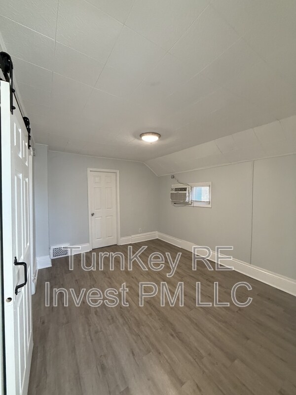 Building Photo - 111 Center Ave