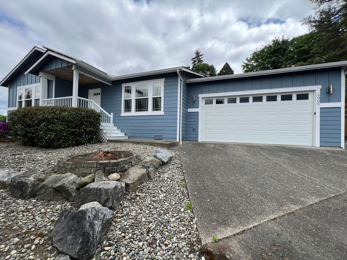 Foto principal - 3 Bedroom Rambler - New Paint Throughout