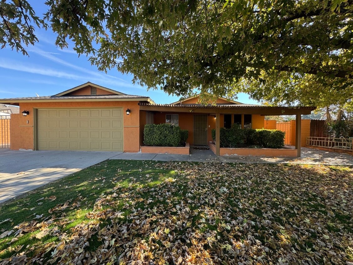 Foto principal - Spacious SW Bakersfield home!
