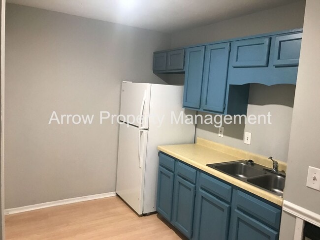 Building Photo - Great 2 Bedroom Townhome on Quiet Dead-End Street!