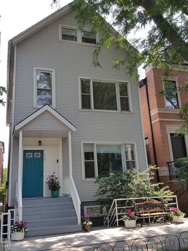 Primary Photo - 2527 N Marshfield Ave