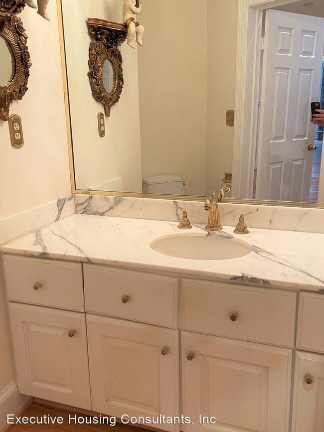 Building Photo - 7 br, 5.5 bath House - 9 Alloway Court