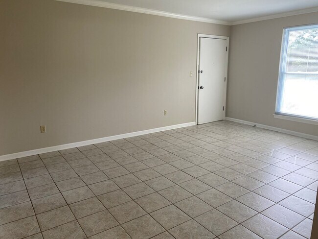 Building Photo - 1002 Carriage Dr