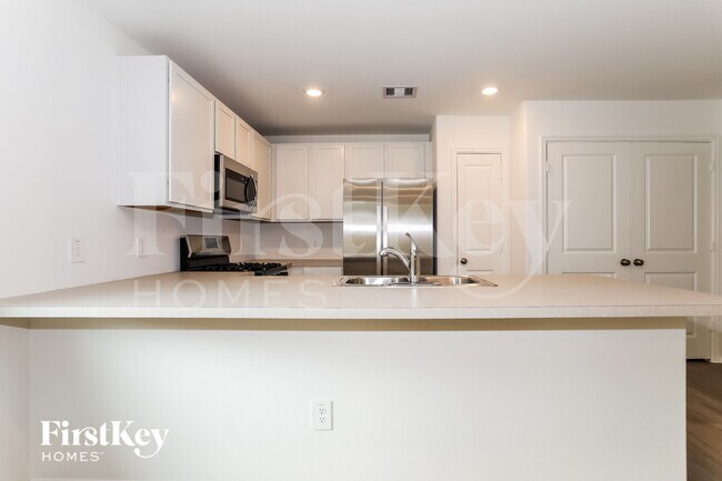 Foto del edificio - 423 Jewett Meadow Dr