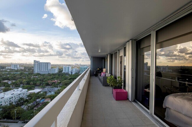 Foto del edificio - 1627 Brickell Ave