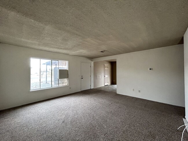 Building Photo - AVAILABLE NOW! 3 Bed 2 Bath Home in Desert...