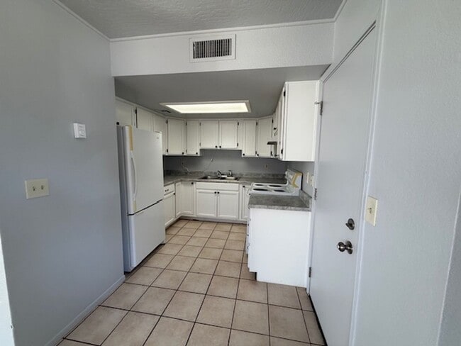 Building Photo - 2460 S. Highview Circle #7