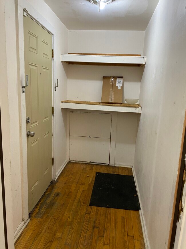 Building Photo - 2341 W Dickens Ave