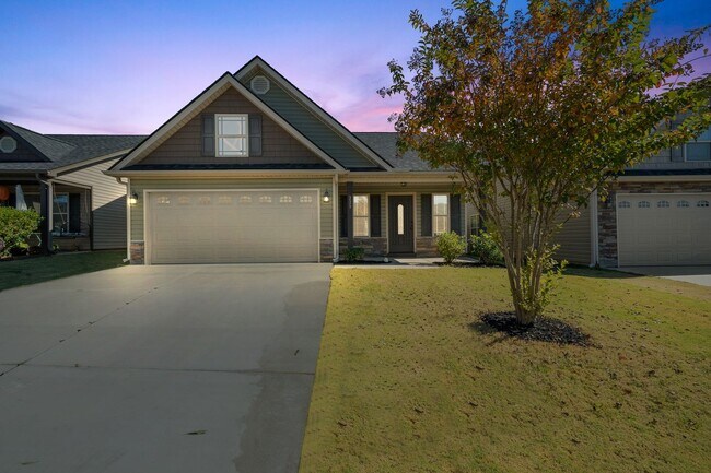 Foto del edificio - 3 BR, 2 BA, 2 Car Garage. Newer Construction & Pool Access! Your Modern Boiling Springs Home!