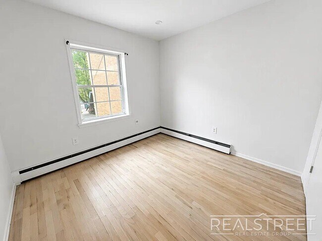 Foto del edificio - 294 Tompkins Ave