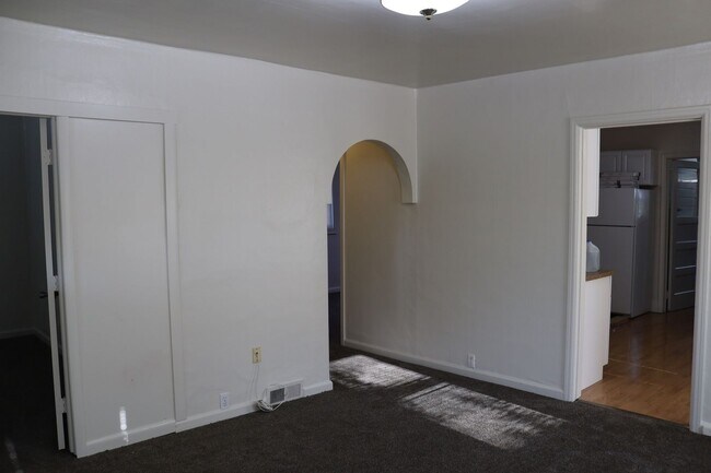 Foto del edificio - 6 bedroom 2 bath home