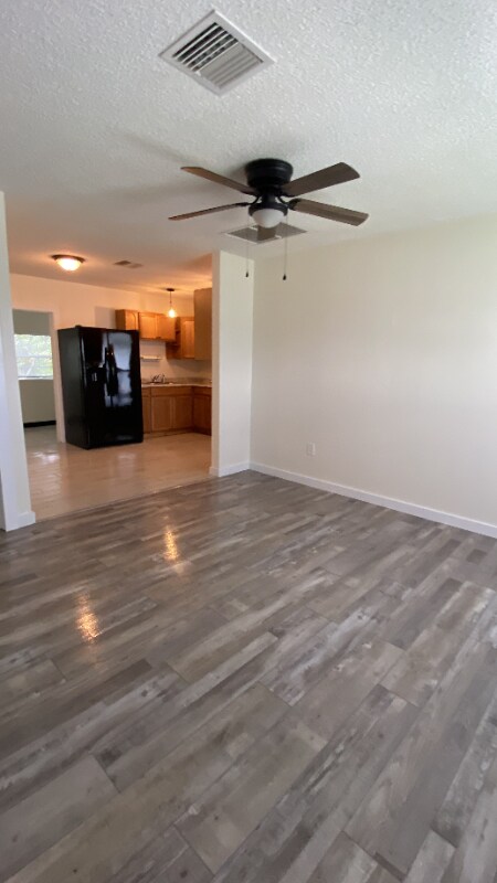 Foto del edificio - 5037 Bullard St