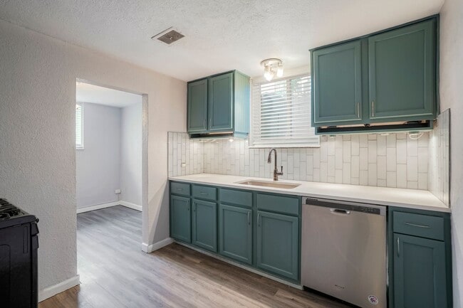 2820-2824 W. 38th - 2820-2824 W. 38th Apartment