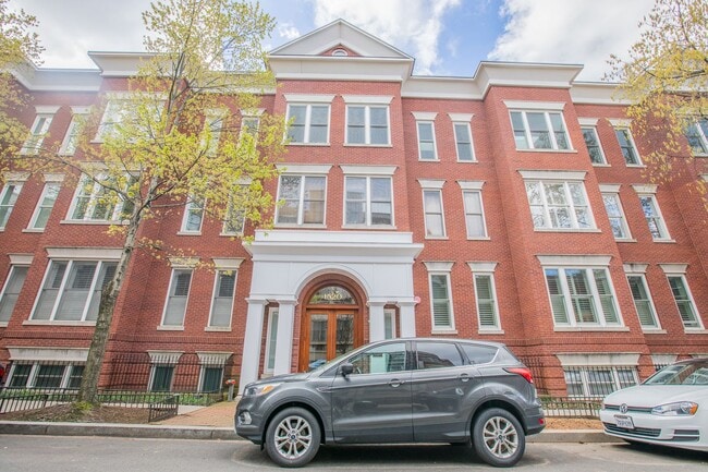 Foto del edificio - Amazing 1 BR/1 BA Condo in Dupont Circle!