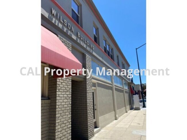 Building Photo - Upper level 1-bedroom apartment near downt...
