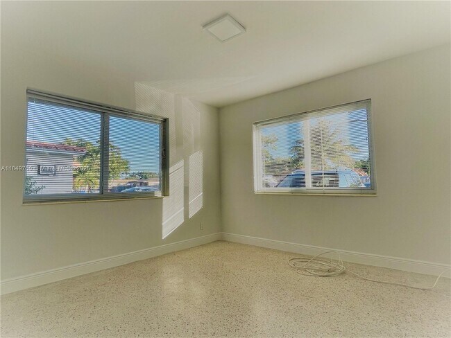 Foto del edificio - 3141 SW 12th St