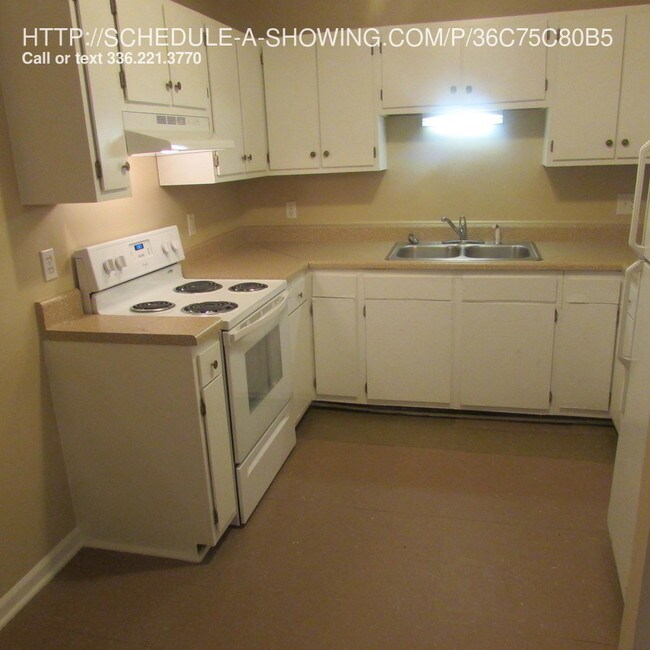 Building Photo - 1305 E Green Dr
