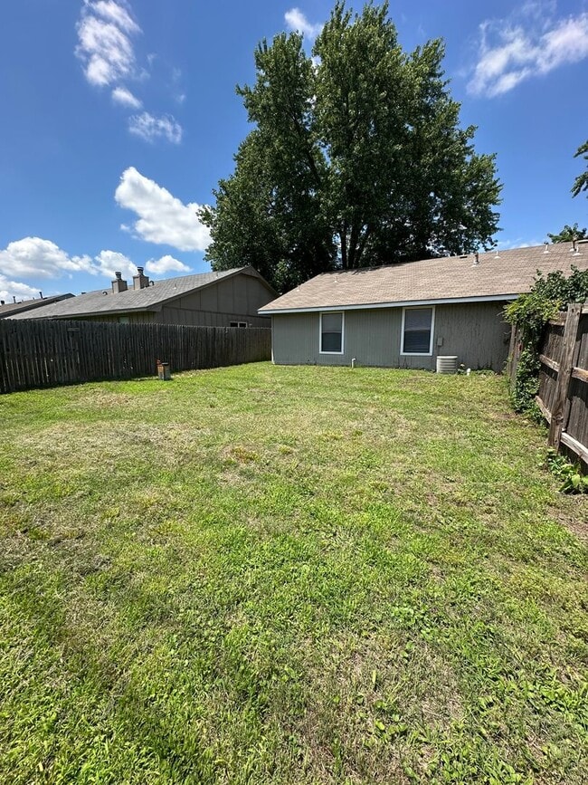 Building Photo - 3 bed 2 bath