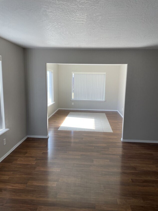 Foto del edificio - Available Now!!