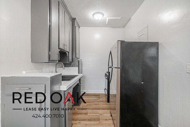 Building Photo - 454 S Catalina St