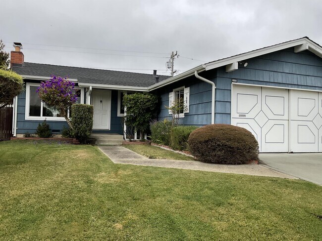 Building Photo - 2440 Maywood Dr