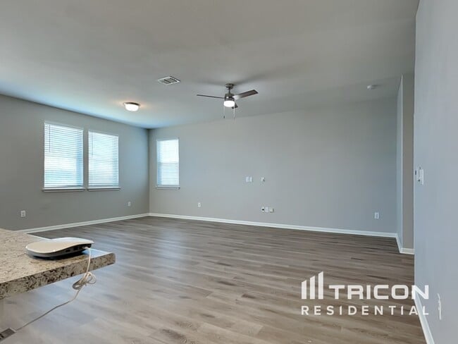 Building Photo - 150 Twisted Oaks Ln