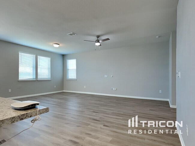 Foto del edificio - 150 Twisted Oaks Ln