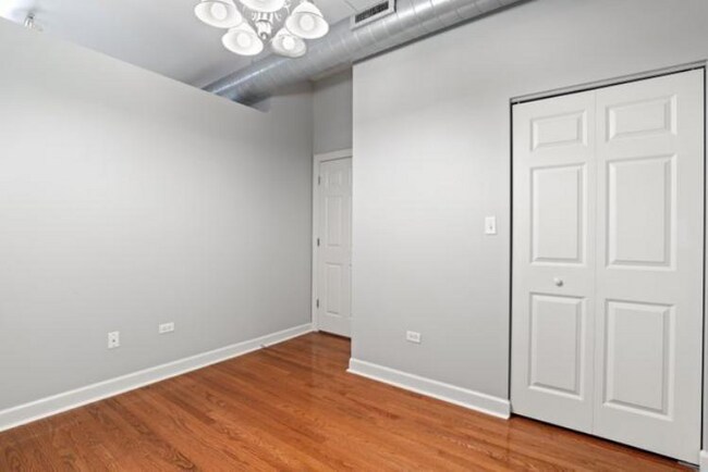 Foto del edificio - 3125 W Fullerton Ave