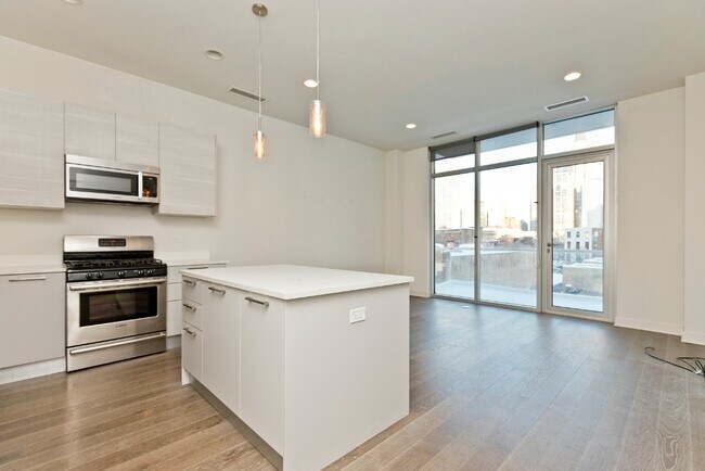 Foto del edificio - 858 N Franklin St