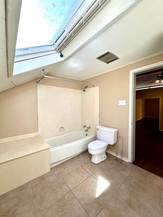 Building Photo - 3BR 2BA LSU Area