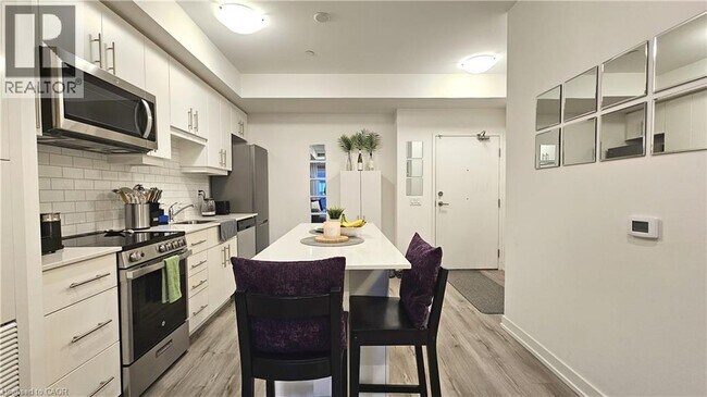 Photo du bâtiment - 247 Northfield Dr E