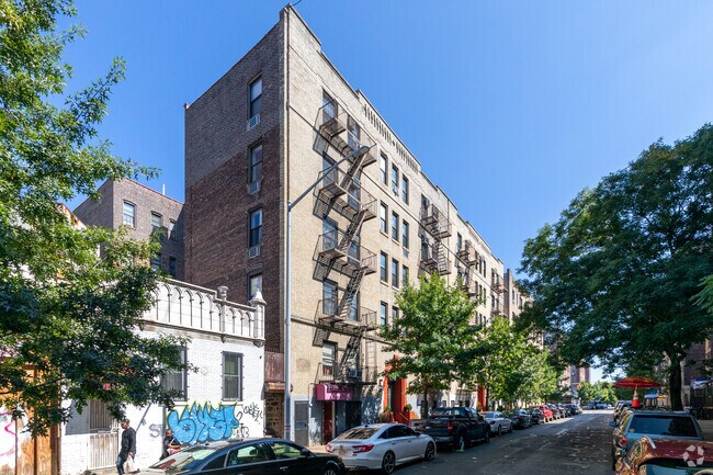 Building Photo - 565 W 188th St
