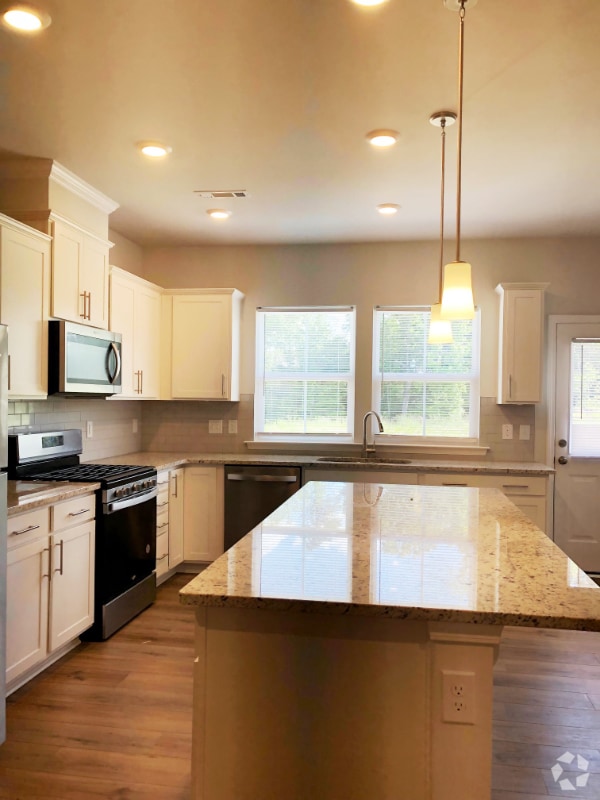 Building Photo - 825 Falls Grove Trl