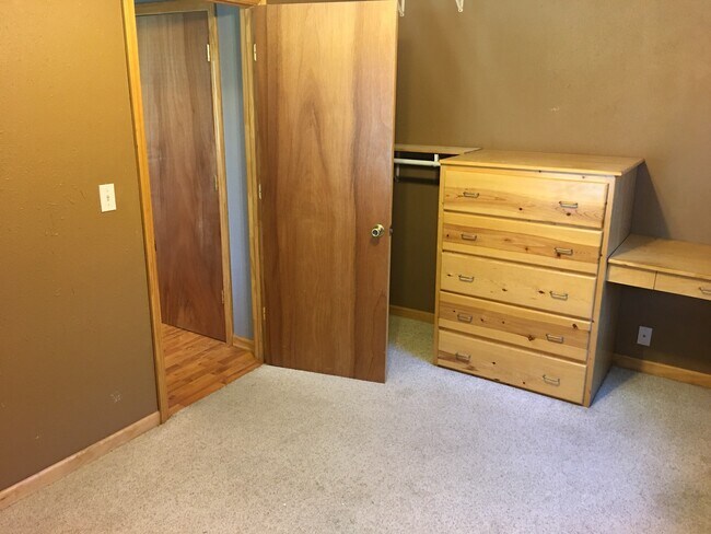 Building Photo - Very nice 2 bedroom 1 bath home with detac...