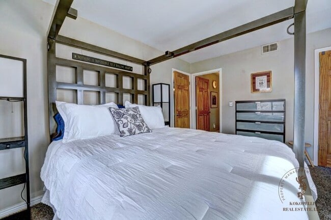 Foto del edificio - 3231 Lakeside Dr