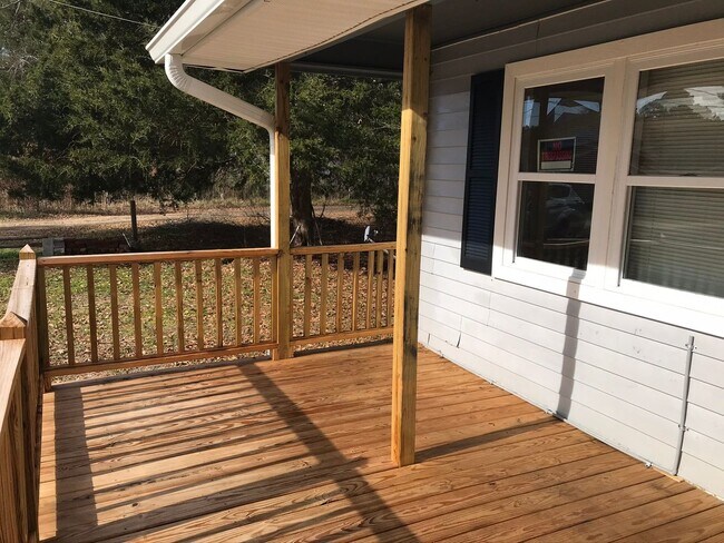 Foto del edificio - 3 bed 1 bath large private country lot