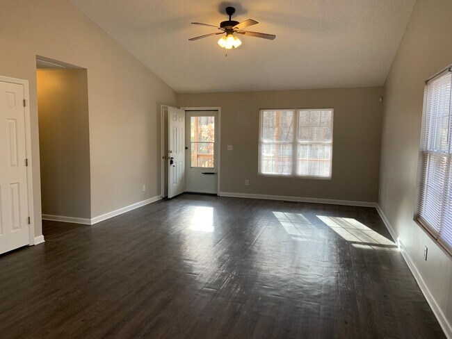 Foto del edificio - Spacious 3 Bedroom Home with wooded privacy