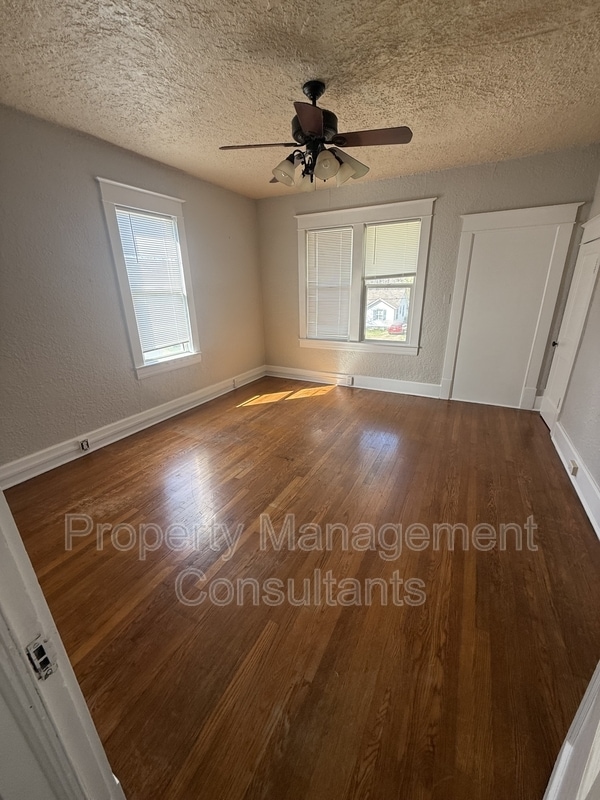 Building Photo - 1014 E 1st St