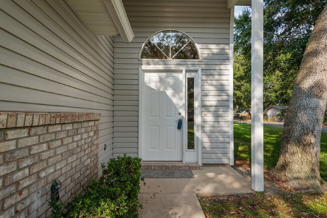 Foto del edificio - "Charming 2-Bed Townhouse Retreat with 2.5 Baths on Tooke Street!"