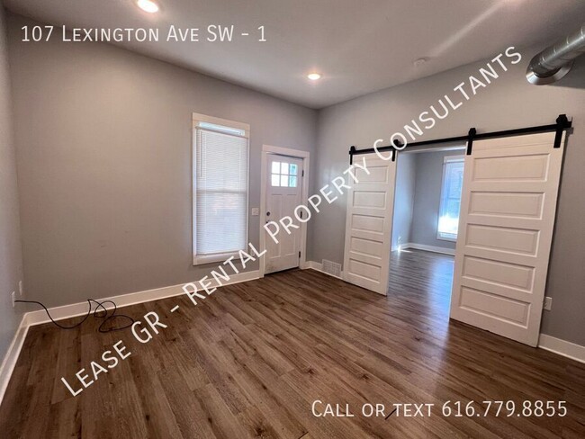 Building Photo - Updated One Bedroom Apartment! SW Side!