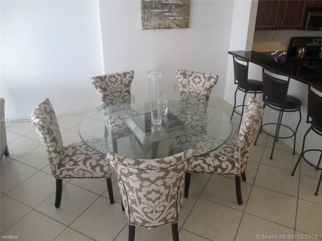 Foto del edificio - 2 br, 2 bath Condo - 5600 Collins Ave # And