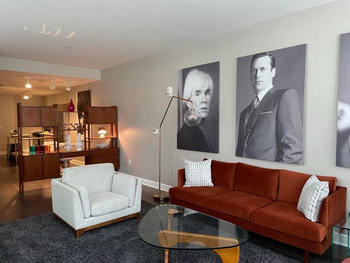 Foto principal - 260 E Main St