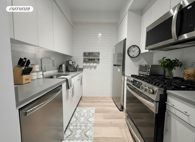 Building Photo - 595 Dean St