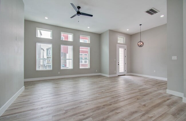 Building Photo - 2114 Oatfield Dr