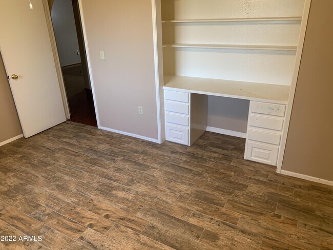 Building Photo - 3325 W Del Monico Ln