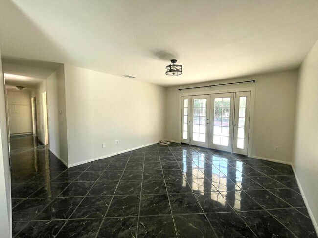 Foto del edificio - Newly painted Four Bedroom Two Bathroom Ho...