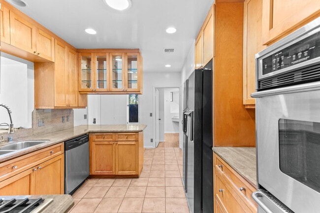 Building Photo - 2148 Veteran Ave