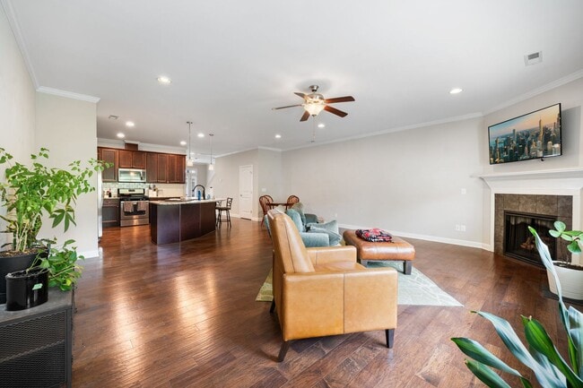 Building Photo - 3-Bedroom Townhome Available Eary July!