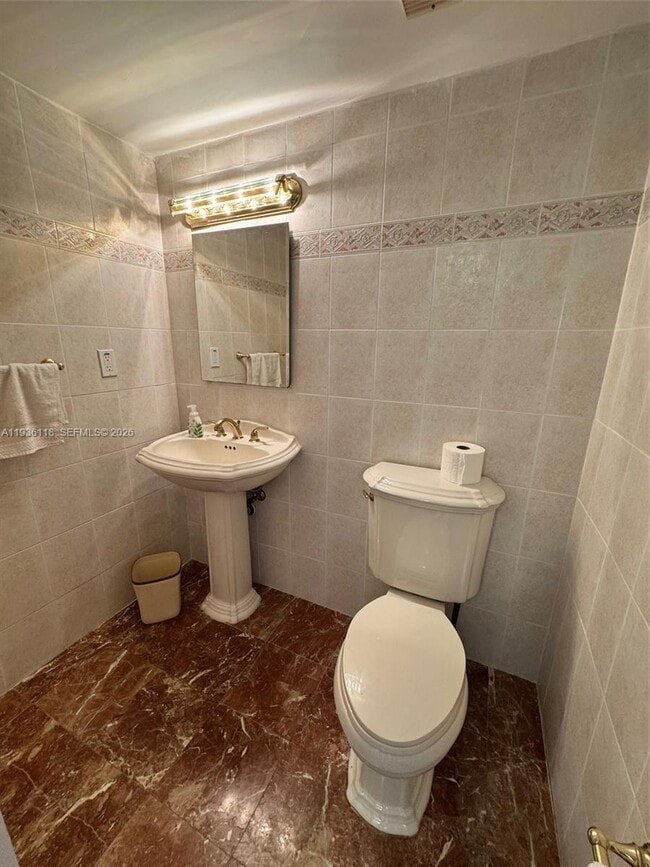 Building Photo - 2625 Collins Ave