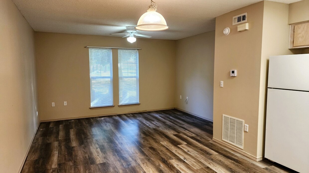 Primary Photo - Charming 1 Bedroom/1 Bathroom Apartment - ...